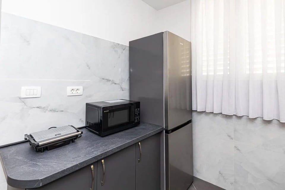 Apartment (A1) | Private kitchen | Fridge, microwave, oven, stovetop