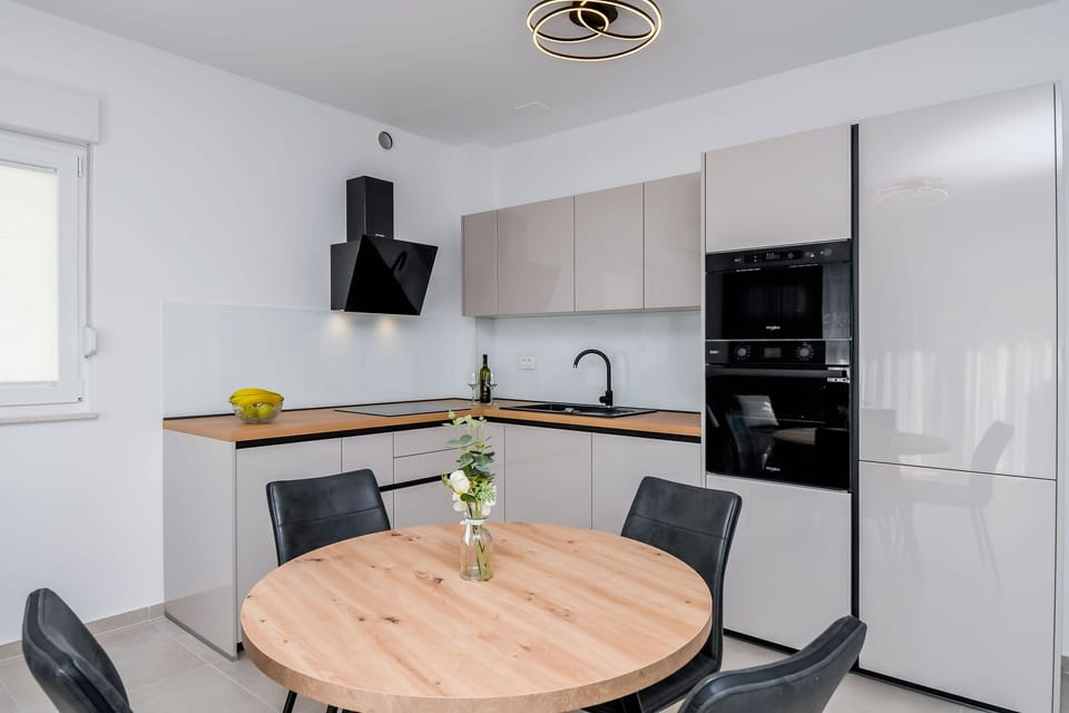 Apartment (A1) | Private kitchen | Fridge, microwave, oven, stovetop