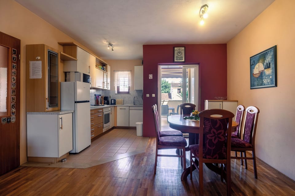 Apartment (A1) | Private kitchen | Fridge, microwave, oven, stovetop