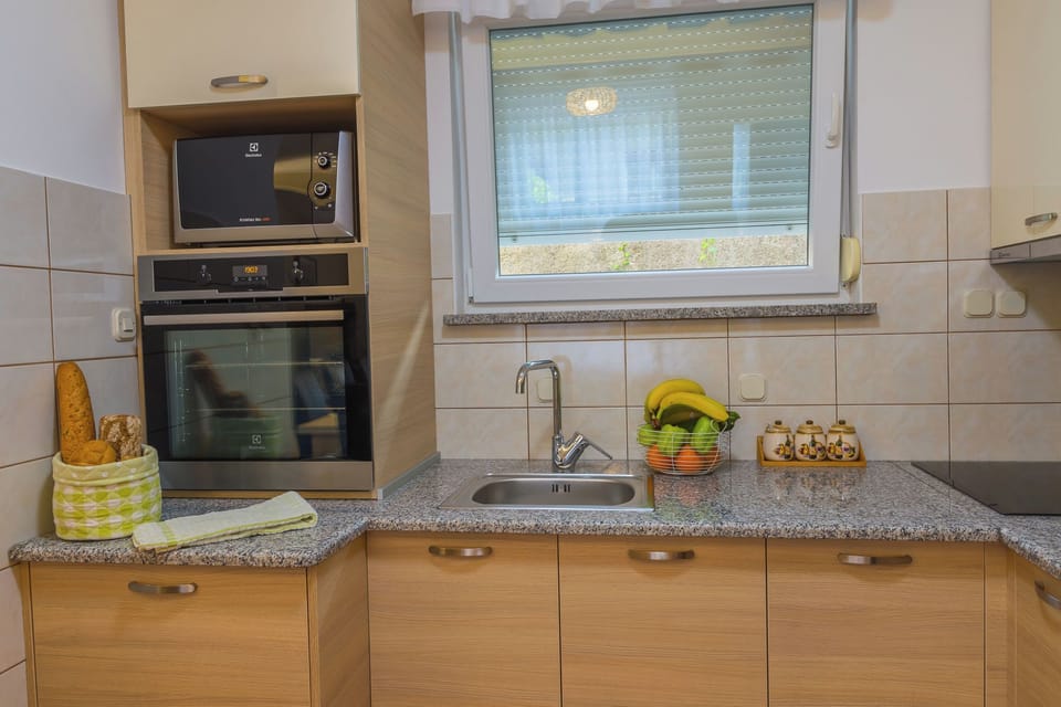 House | Private kitchen | Fridge, microwave, oven, stovetop