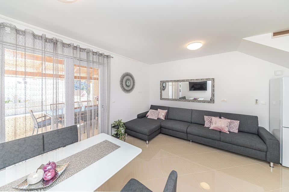 House | Living room | Smart TV, Netflix, streaming services