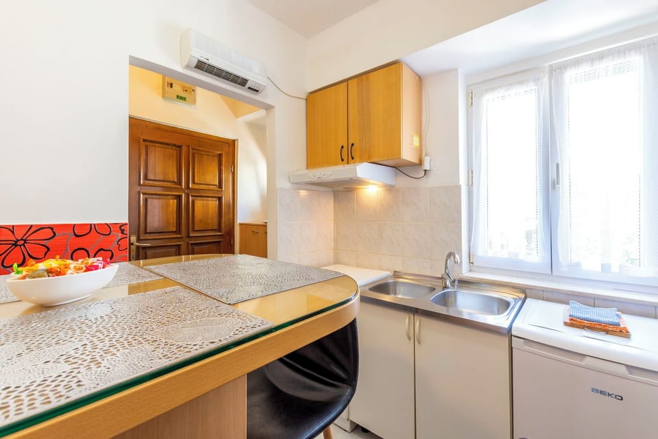 Apartment (A1) | Private kitchen | Fridge, oven, stovetop, espresso maker