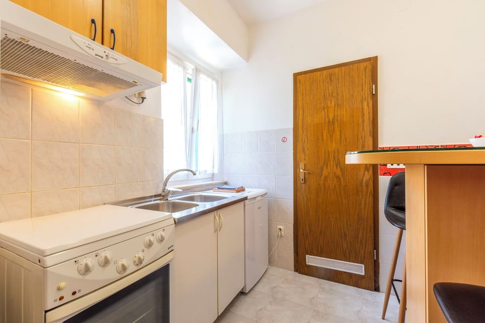 Apartment (A1) | Private kitchen | Fridge, oven, stovetop, espresso maker