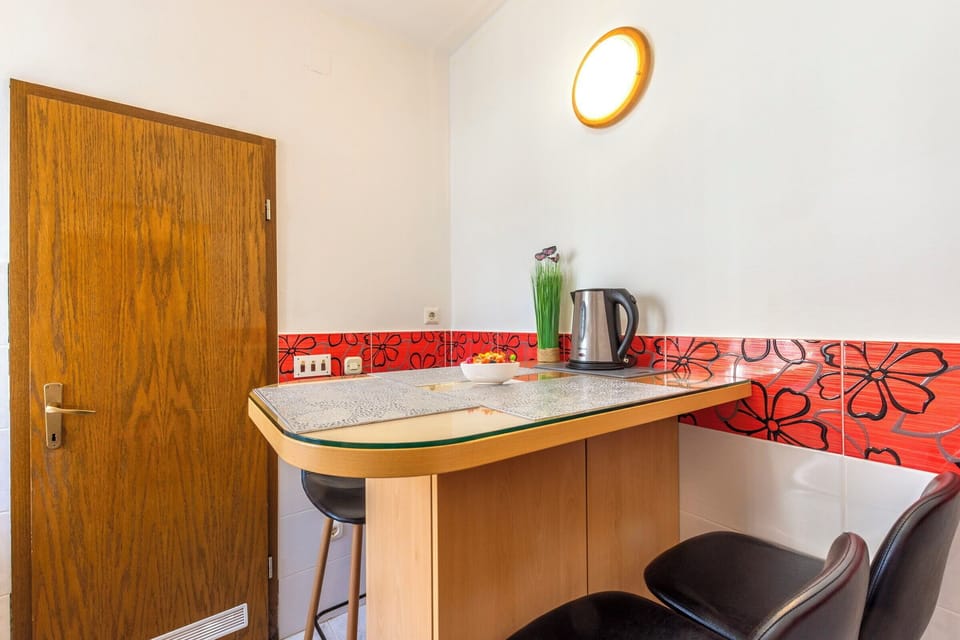 Apartment (A1) | Private kitchen | Fridge, oven, stovetop, espresso maker