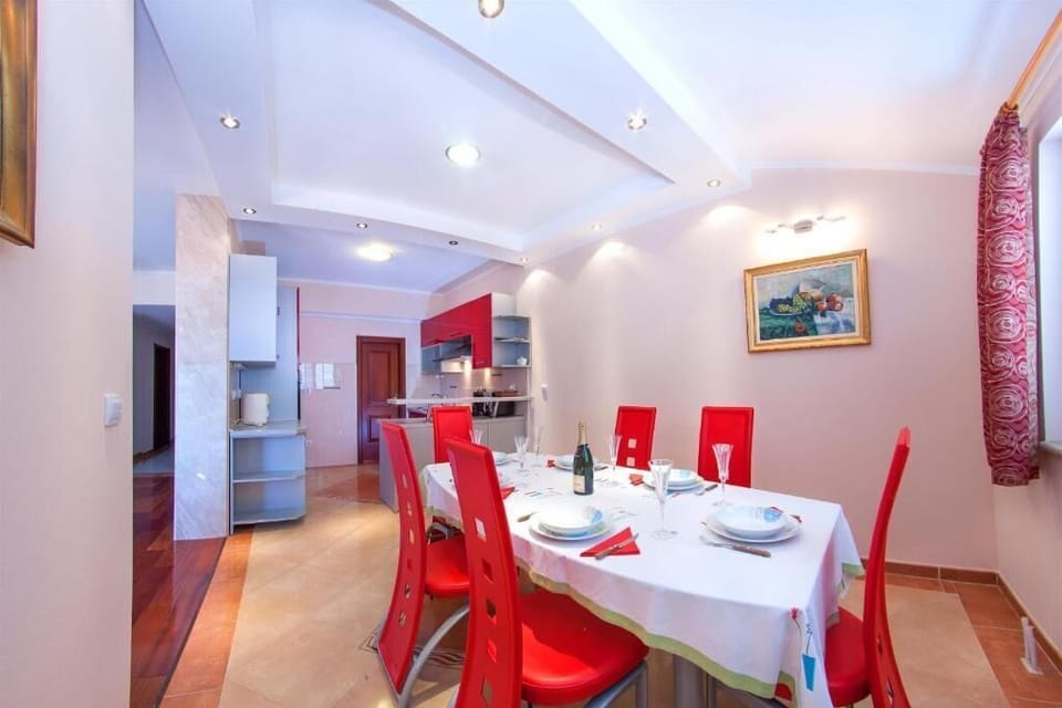Apartment (A1) | Private kitchen | Fridge, microwave, oven, stovetop