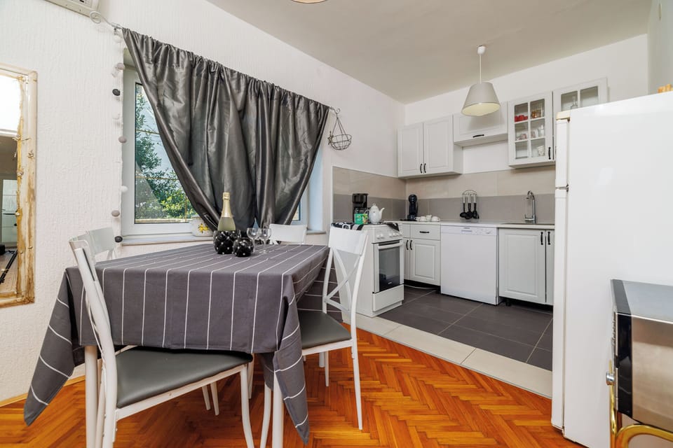 Apartment (A1) | Private kitchen | Fridge, microwave, oven, stovetop