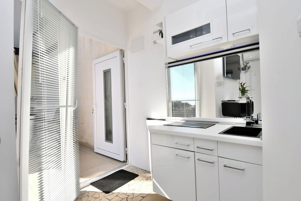 House | Private kitchen | Fridge, microwave, oven, stovetop