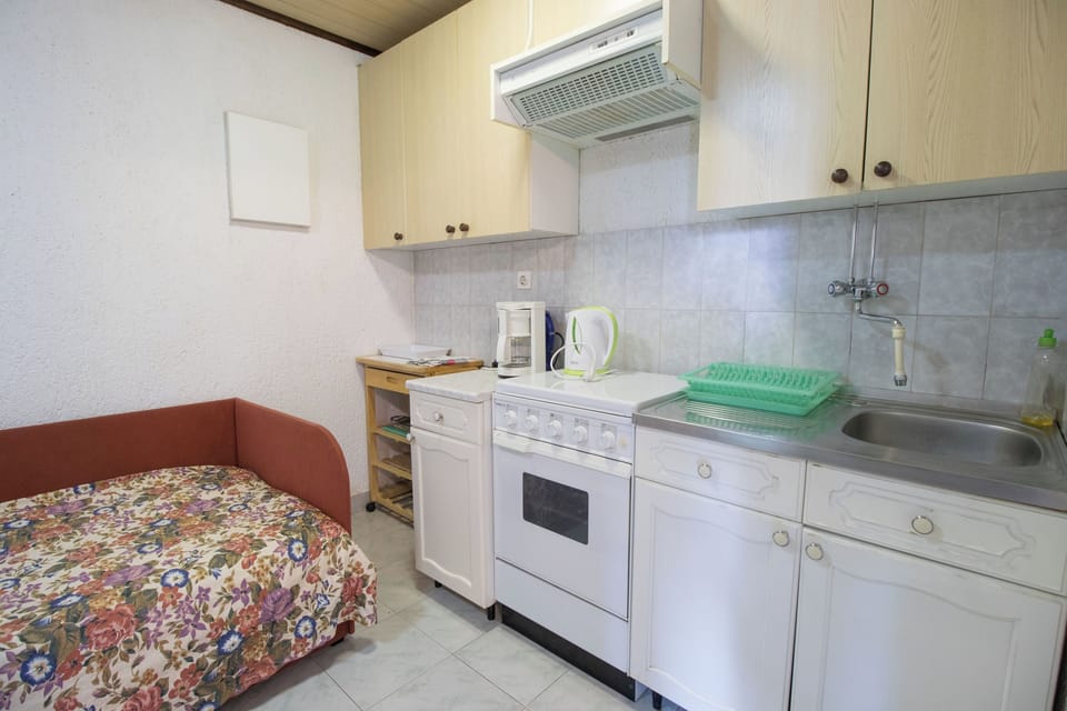 Apartment (A1) | Private kitchen | Fridge, oven, stovetop, espresso maker