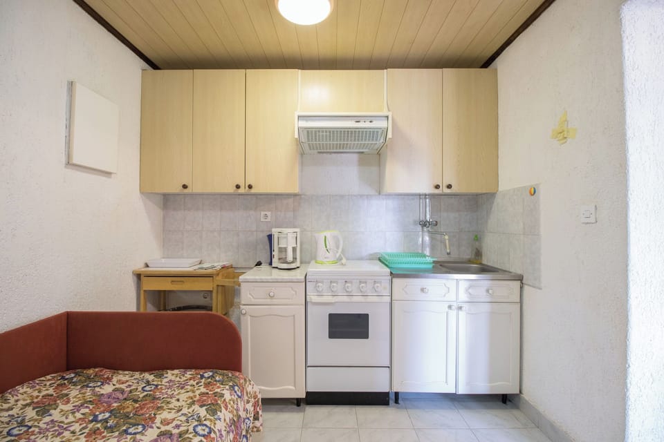 Apartment (A1) | Private kitchen | Fridge, oven, stovetop, espresso maker