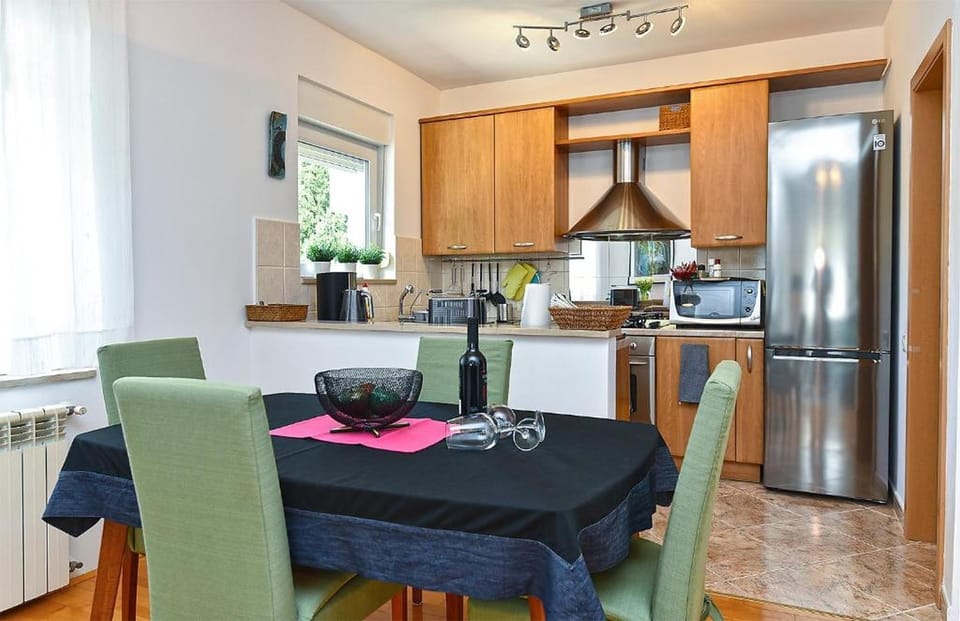 Apartment (A1) | Private kitchen | Fridge, microwave, oven, stovetop