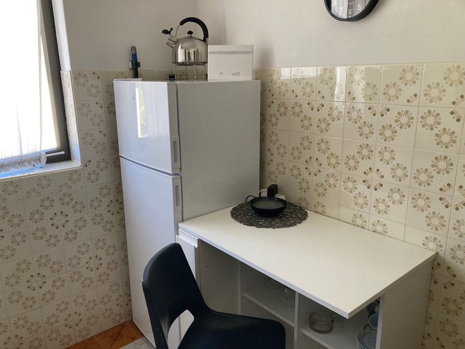 Apartment (A1) | Private kitchen | Fridge, microwave, oven, stovetop