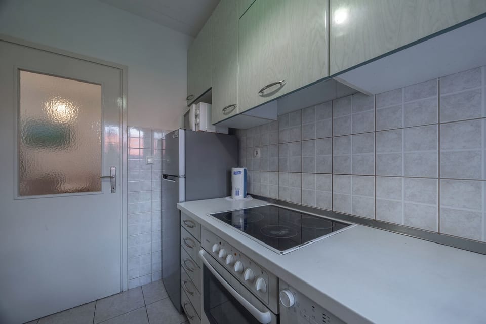 Apartment (A1) | Private kitchen | Fridge, microwave, oven, stovetop