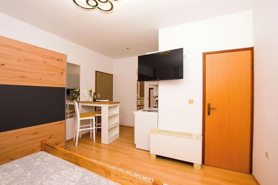 Studio (A1) | Television