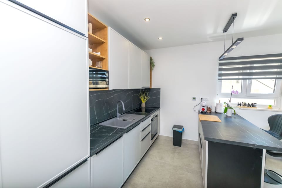 House | Private kitchen | Fridge, microwave, oven, stovetop