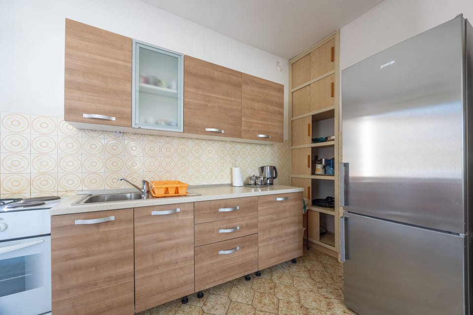 Apartment (A1) | Private kitchen | Fridge, microwave, oven, stovetop