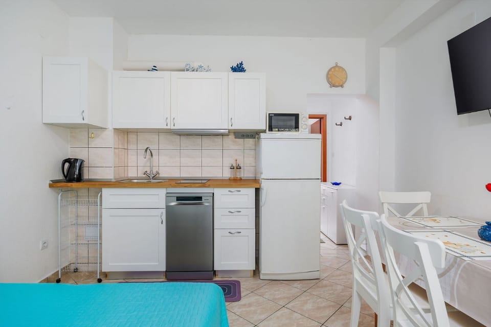 Apartment (A1) | Private kitchen | Fridge, microwave, stovetop, electric kettle