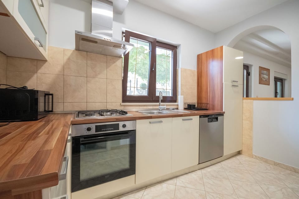 House | Private kitchen | Fridge, microwave, oven, stovetop