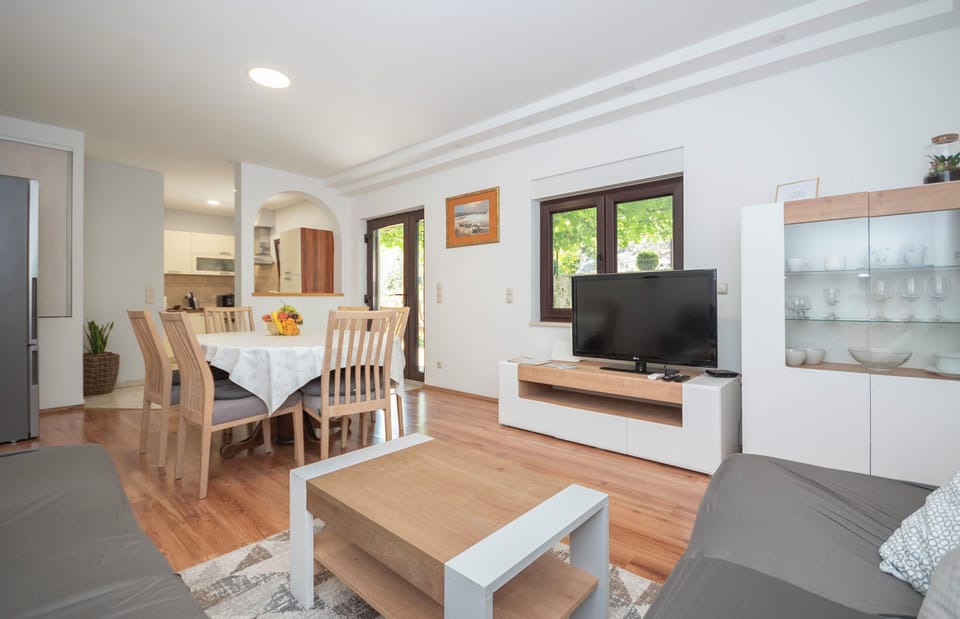 House | Living room | Smart TV