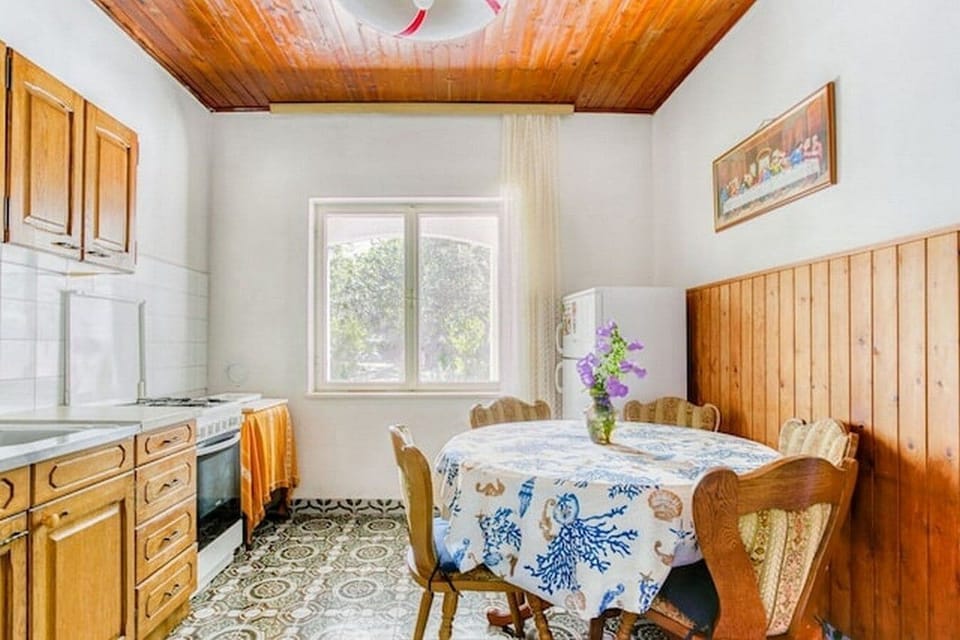Apartment (A1) | Private kitchen | Fridge, oven, stovetop, cookware/dishes/utensils