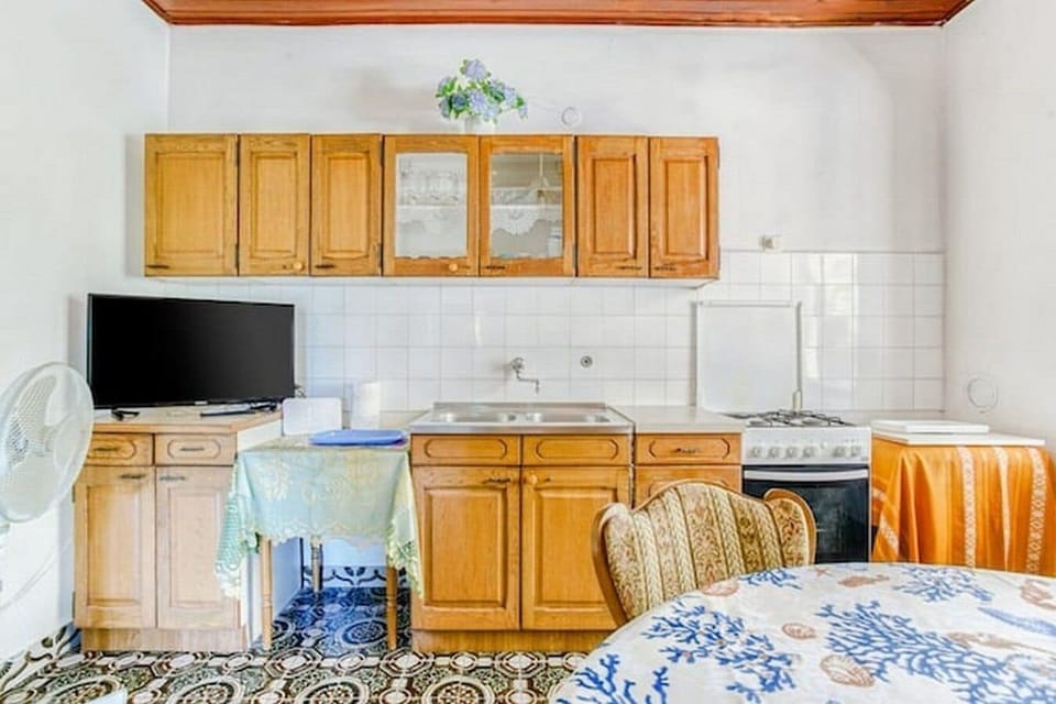 Apartment (A1) | Private kitchen | Fridge, oven, stovetop, cookware/dishes/utensils