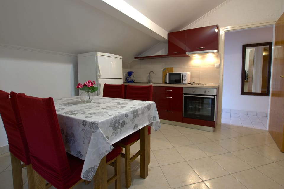 Apartment (A1) | Private kitchen | Fridge, microwave, oven, stovetop