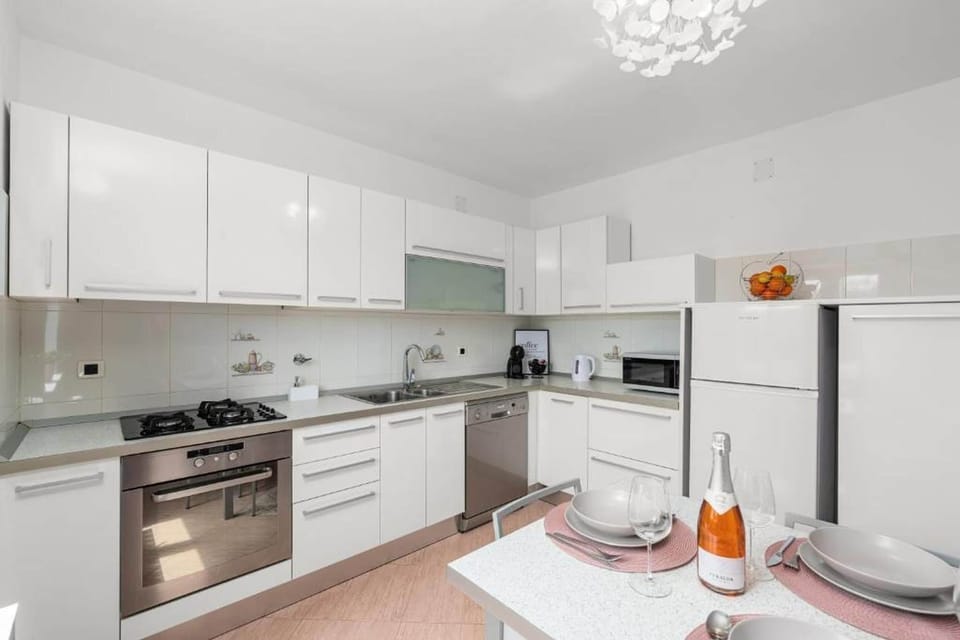 Apartment (A1) | Private kitchen | Fridge, microwave, oven, stovetop