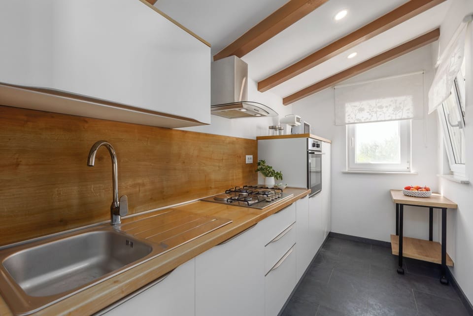 House | Private kitchen | Fridge, microwave, oven, stovetop