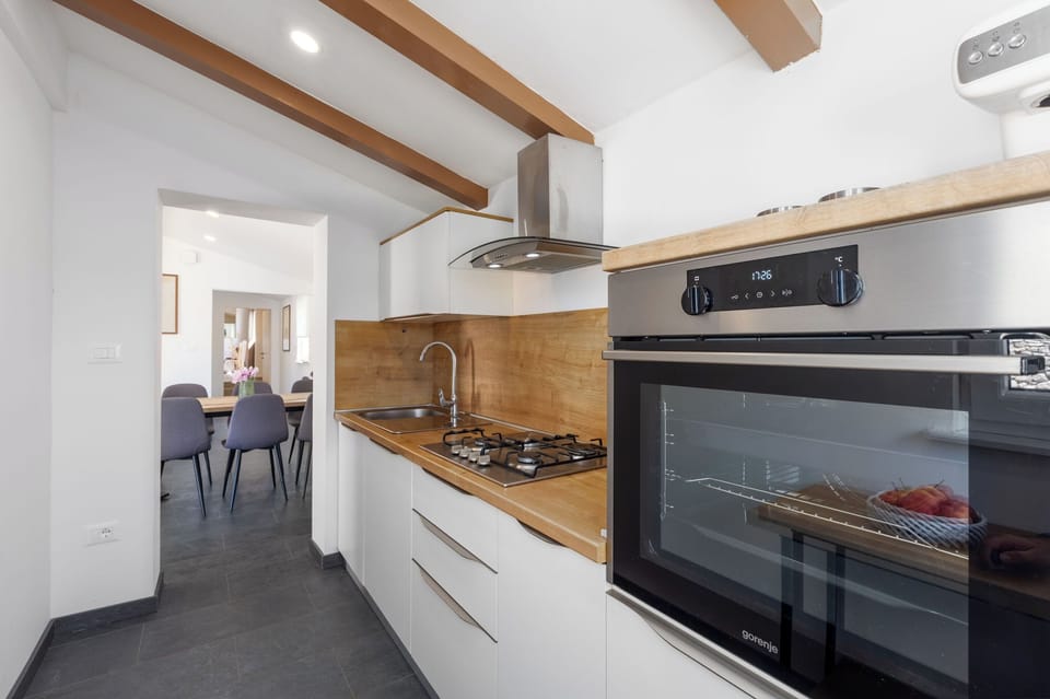House | Private kitchen | Fridge, microwave, oven, stovetop