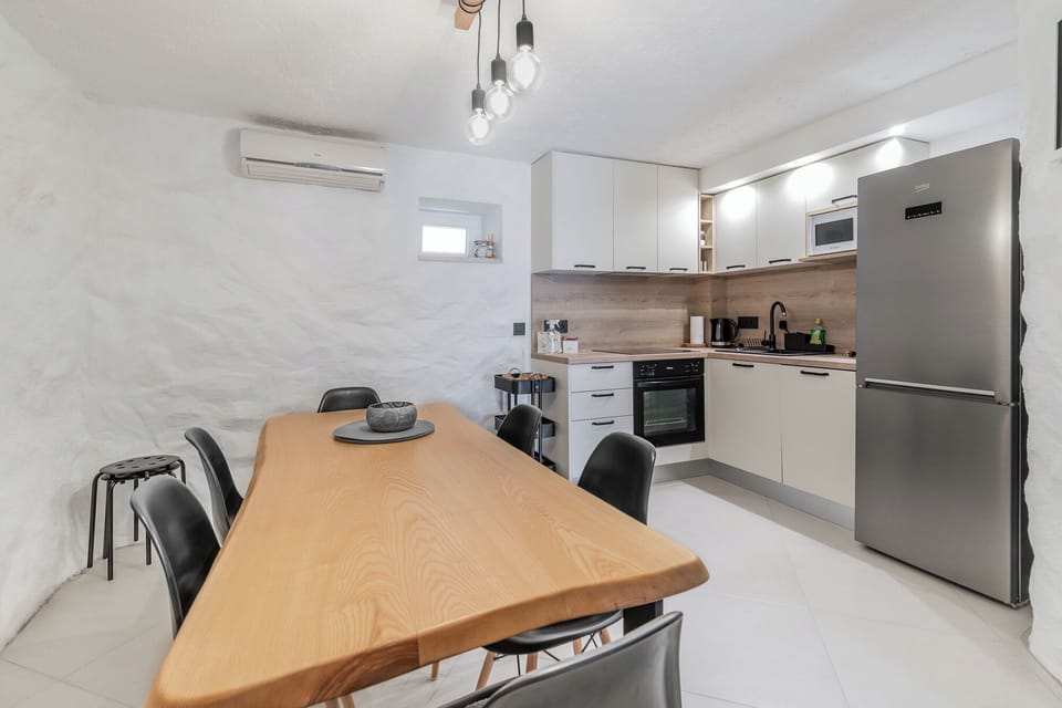 House | Private kitchen | Fridge, microwave, oven, stovetop