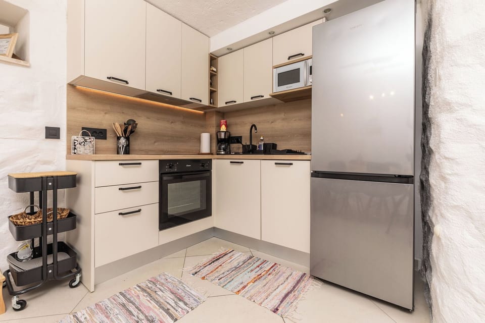 House | Private kitchen | Fridge, microwave, oven, stovetop
