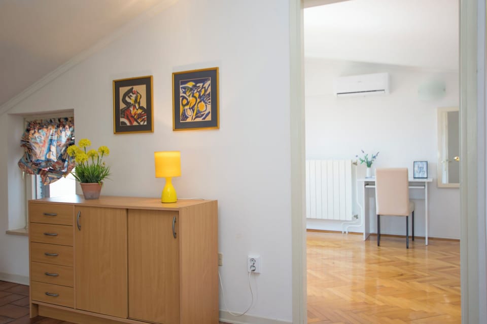 House | Interior entrance