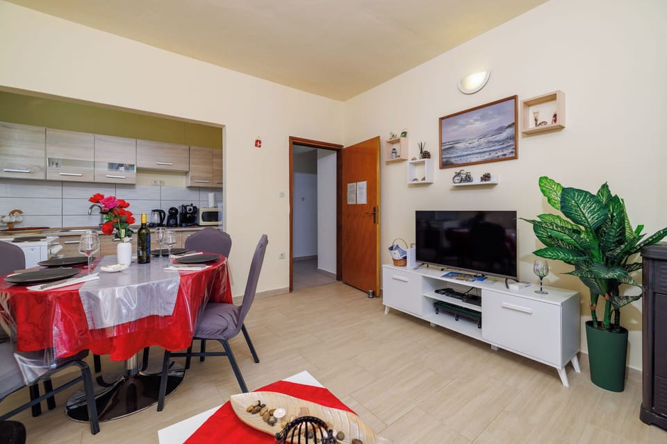 Apartment (A1) | Private kitchen | Fridge, microwave, oven, stovetop