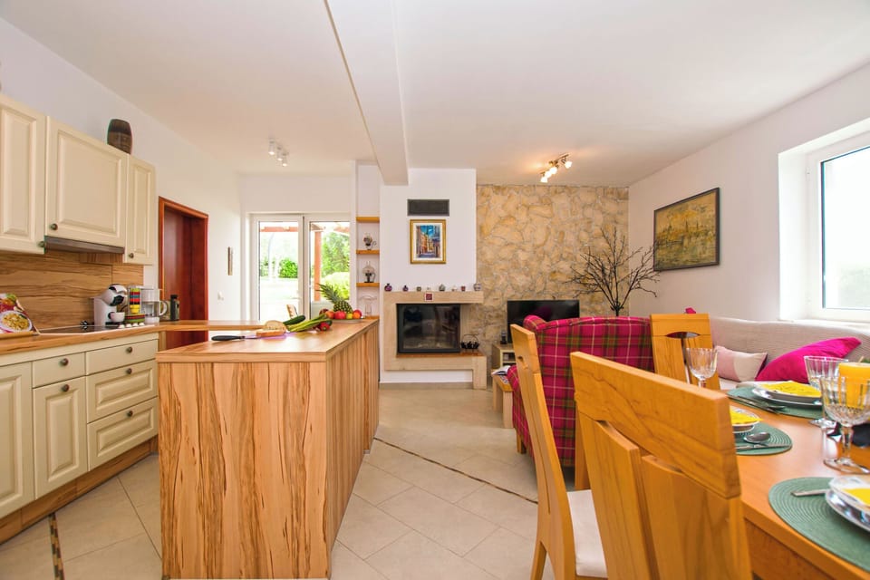 House | Private kitchen | Fridge, microwave, oven, stovetop