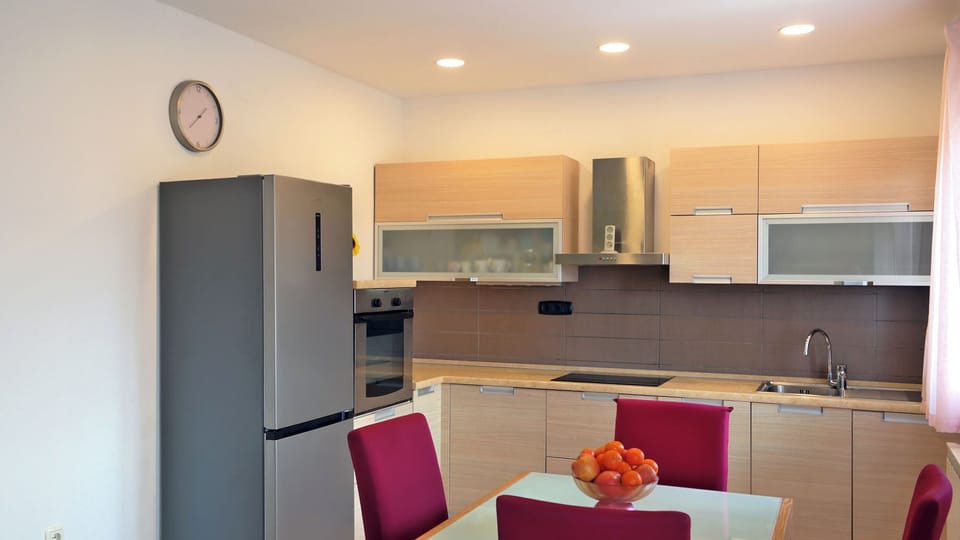 Apartment (A1) | Private kitchen | Fridge, microwave, oven, stovetop