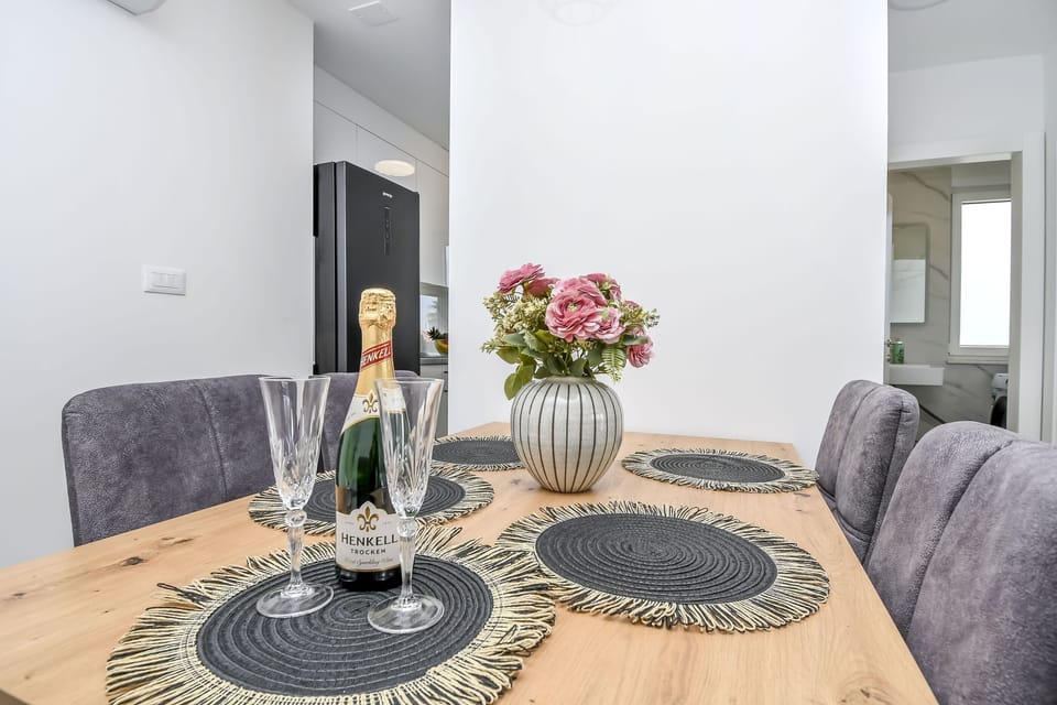 Apartment (A1) | Dining