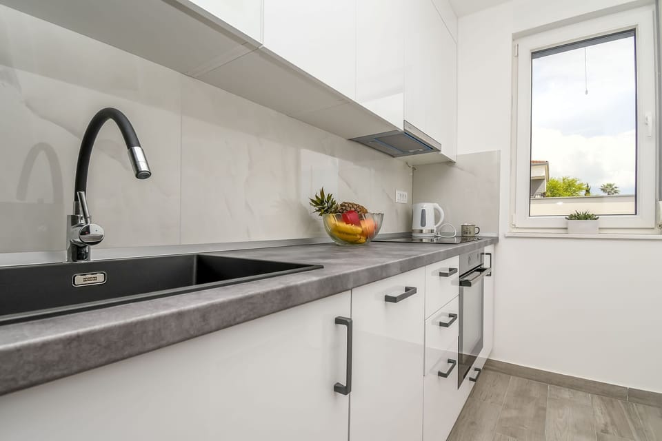 Apartment (A1) | Private kitchen | Fridge, microwave, oven, stovetop