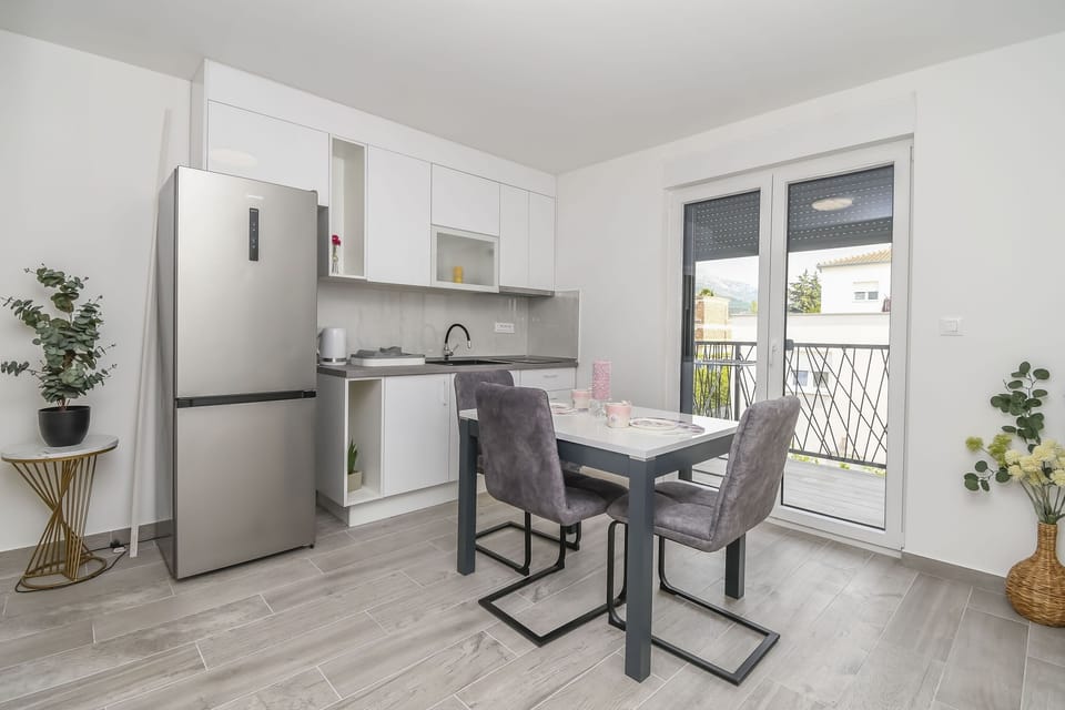 Apartment (A1) | Private kitchen | Fridge, microwave, oven, stovetop