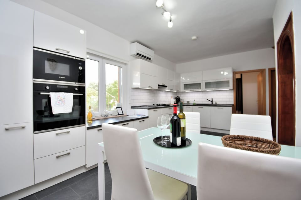 House | Private kitchen | Fridge, microwave, oven, stovetop