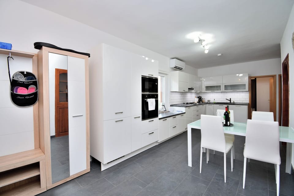 House | Private kitchen | Fridge, microwave, oven, stovetop