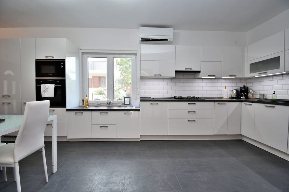 House | Private kitchen | Fridge, microwave, oven, stovetop