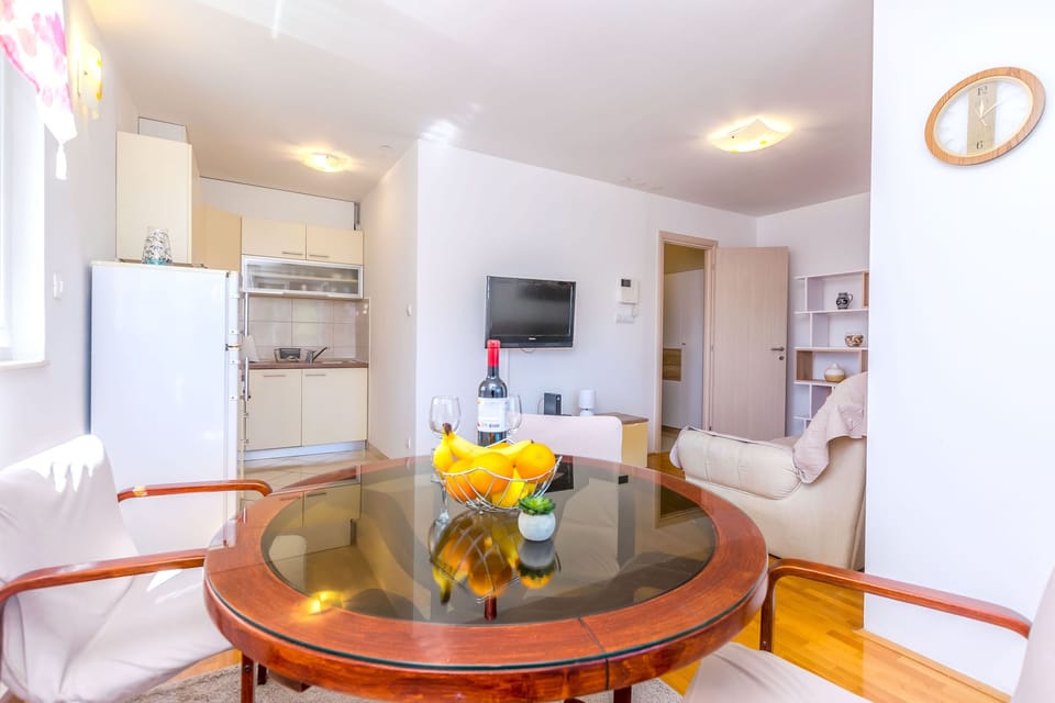 Apartment (A1) | Dining