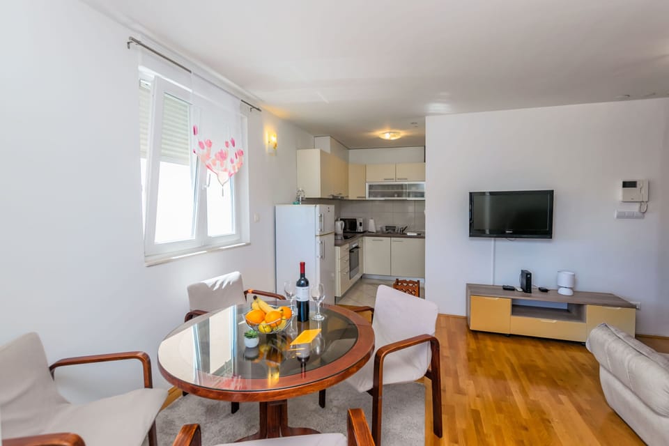 Apartment (A1) | Dining