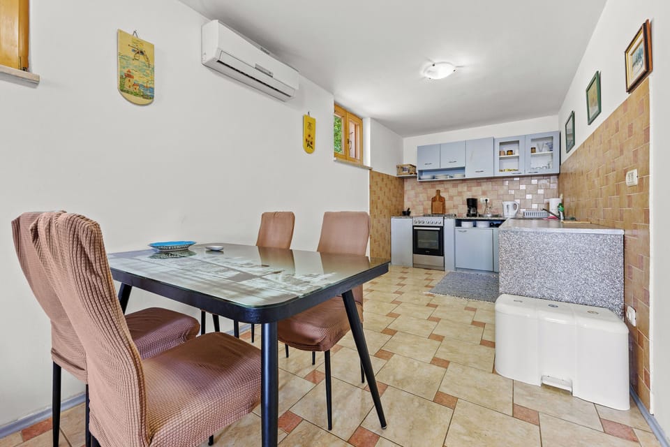 Apartment (A1) | Private kitchen | Fridge, oven, stovetop, espresso maker