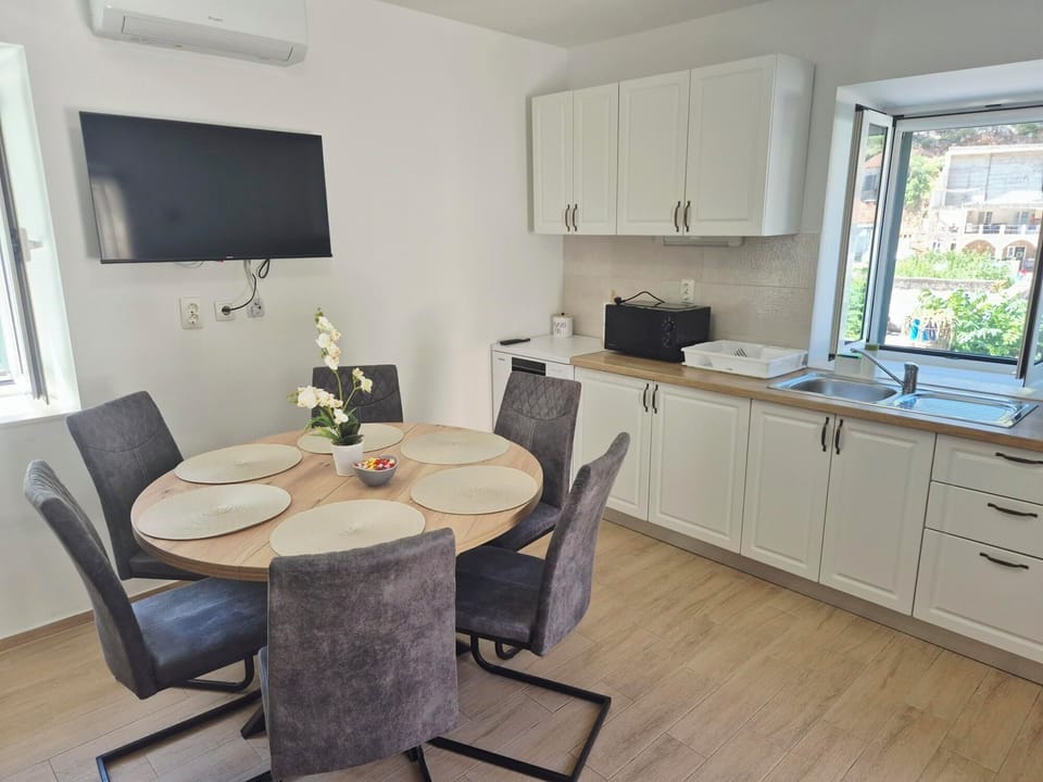 House | Private kitchen | Fridge, microwave, oven, stovetop