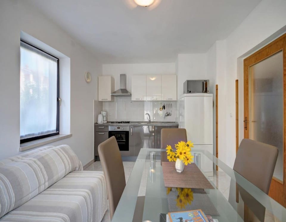 House | Private kitchen | Fridge, microwave, oven, stovetop