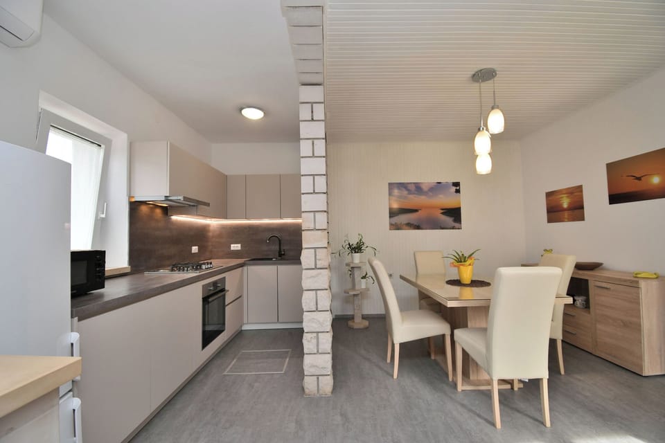 Apartment (A1) | Private kitchen | Fridge, microwave, oven, stovetop