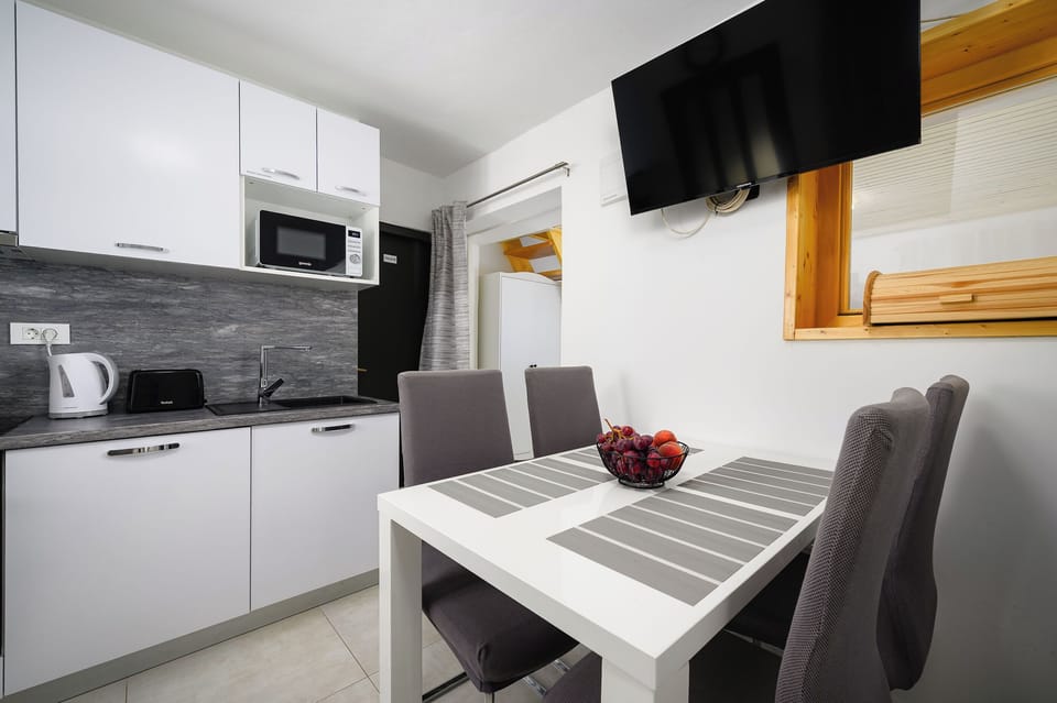 House | Private kitchen | Fridge, microwave, oven, stovetop