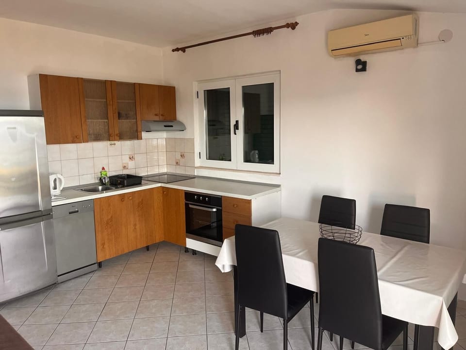 Apartment (A1) | Private kitchen | Fridge, oven, stovetop, electric kettle