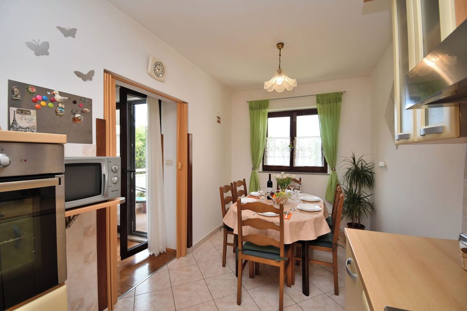 Apartment (A1) | Private kitchen | Fridge, microwave, oven, stovetop