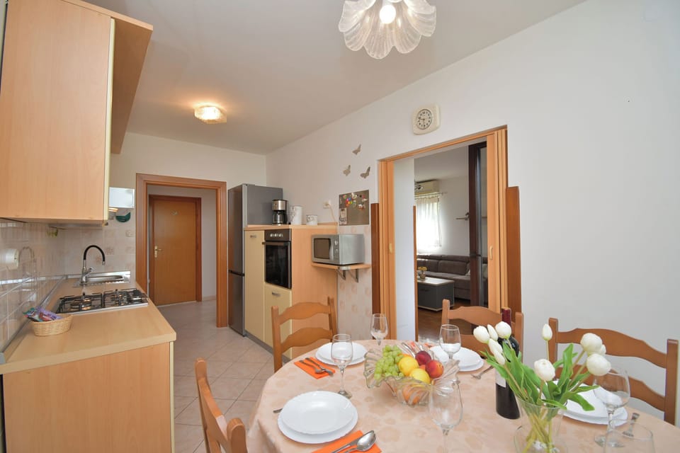 Apartment (A1) | Private kitchen | Fridge, microwave, oven, stovetop